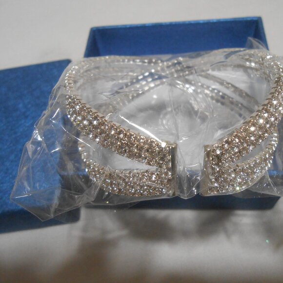 NEW GORGEOUS CLEAR RHINESTONE BANGLE BRACELET ON SILVER BAND IN BLUE JEWELRY BOX - Picture 5 of 9